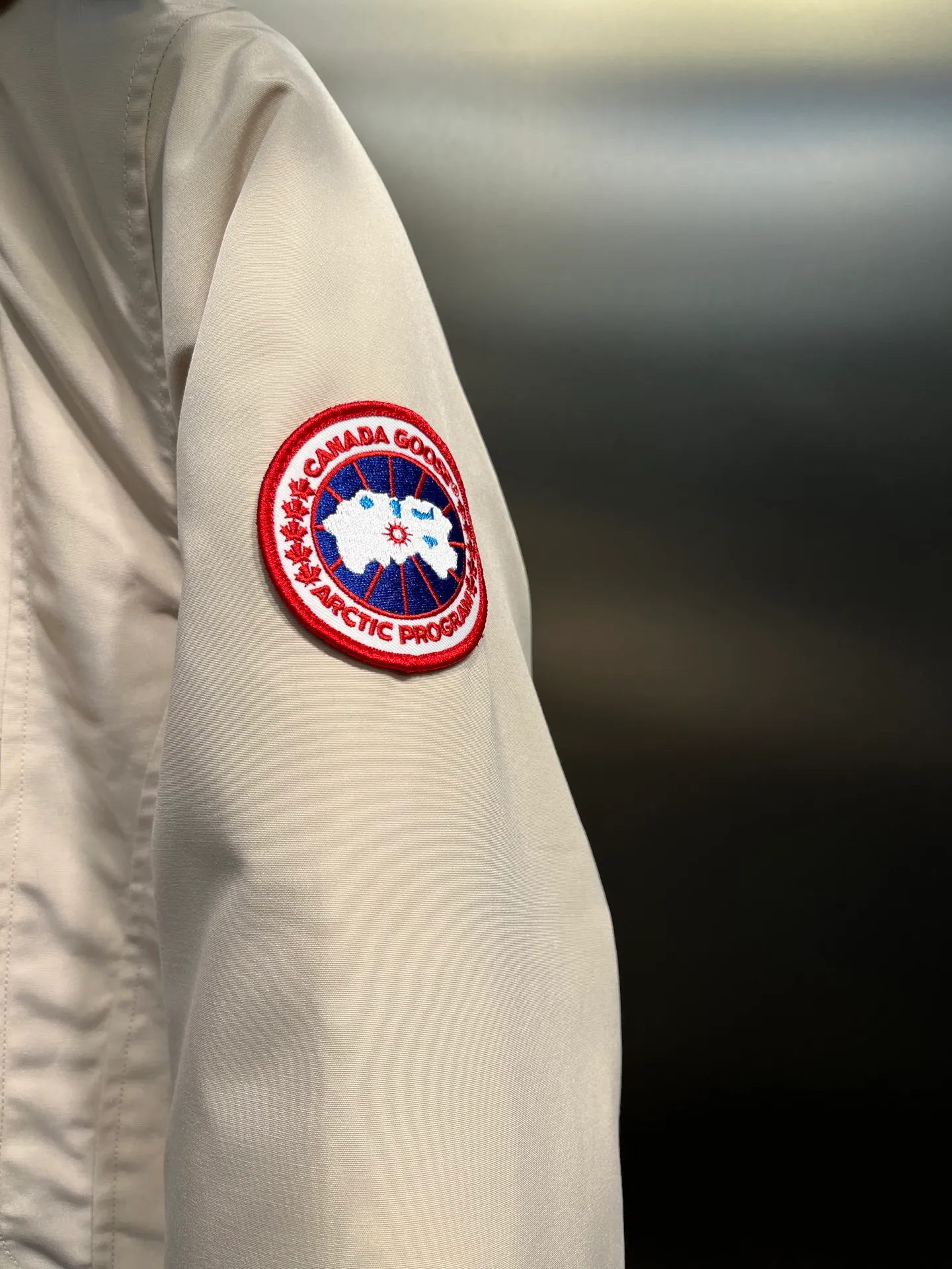 P860 🇨🇦🇨🇦CANADA GOOSE 12 women's models, factory direct supply: supplying global purchasing agents, micro-businesses, entities, Tmall, high-end stalls and studio cooperation, free shipping! Trillium Parka Women's 12 "popular" women's models are chosen by Arctic and Antarctic scientific expedition teams as winter wear, the Rolls-Royce of down jackets. ➖ Industry-leading anti-counterfeiting chip sensing. ➖ Imported Behringer embroidery machines and customized embroidery labels, the highest level and industry leading. ➖ Imported Korean 21-count polyester-cotton blended original fabric, TC85 waterproof coated fabric, water-repellent, windproof and wear-resistant. ➖ The new national standard 80 white duck down is filled with an average of 520 grams of down. The amount of down filled is industry-leading. ➖ 100% nylon lon lining with double double-layer sealing design to prevent velvet running, seamless thread design on cuffs! ➖ Western Canadian Green Wolf Collar. ➖ Yoshida YKK provides original factory-customized electroplated sliders. YKK two-way lockable zippers are tight and smooth and do not peel off paint. ➖ 3M composite Velcro is durable and the accessories and hardware are all custom-made. Note: Our copywriting is only simple and clear. Instead of bragging about the copywriting, it is better to compare and understand with samples. Only for the purest, most focused, most professional, highest quality, and most cost-effective!  SIZE:S-XXL